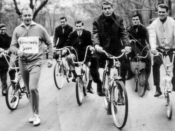 Die spätere Meistermannschaft von Eintracht Braunschweig begleitete Viktor Siuda zum Start ein Stück weit mit dem Fahrrad. Foto: Moll/privat