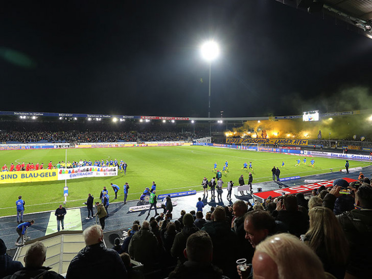 Vorne Aktionstag für Vielfalt, hinten Pyroschow. Foto: Agentur Hübner