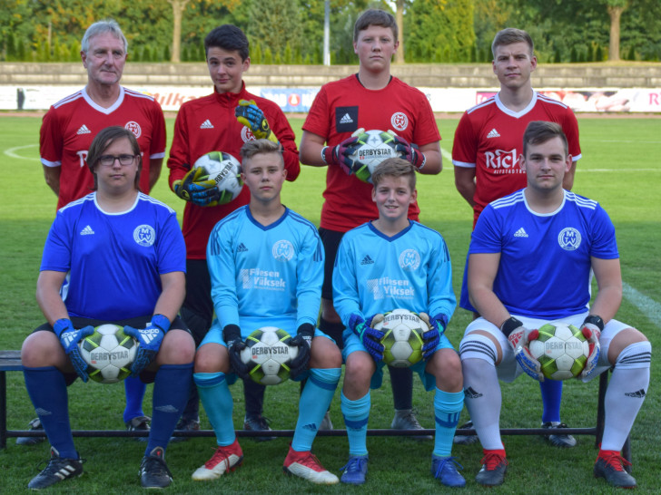 Manfred Albat (links hinten) und Philip Steinke (rechts hinten) verstärken das Team der Torwarttrainer des MTV. Foto: Hoschka