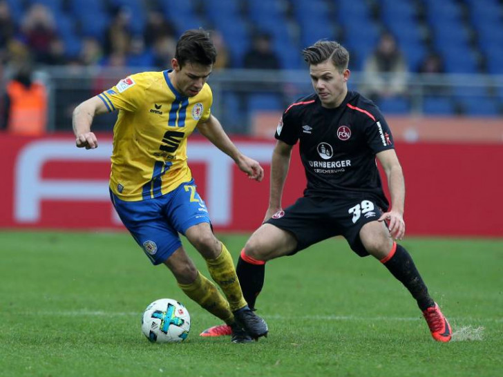 Patrick Kammerbauer – hier im Zeweikampf mit Niko Kijewski im November 2017 – kommt zur Leihe mit Option vom SC Freiburg. Foto: imago/Zink