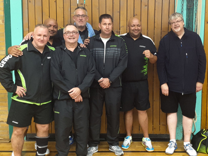 Abgekämpft, aber hoch zufrieden war das TSV-Team nach der Partie beim SV Schladen, das 9:2 gewonnen wurde. Foto: T. Föniger