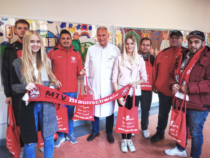 Spendenübergabe (v.l.n.r.): Lukas Engelhardt (Jugendtrainer und Auszubildender beim MTV), Alina Hausold (Frauenmannschaft), Marco Sallemi (Herrentrainer), Prof. Dr. Hans Georg Koch (Chefarzt der Klinik für Kinder- und Jugendmedizin), Saskia Rühland (Frauenmannschaft), Andre Albrecht (Jugendtrainer), Heiko Fricke (Jugendleiter), Theodoros Palatsidis (Team-Manager 1. Herren/Spieler). Foto: Jens Grothe/privat