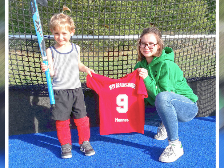 Trainerin Lenna Winzer mit Hannes. Der "Wusel" ist das 350. Mitglied in der MTV-Hockey-Familie. Foto: MTV/privat