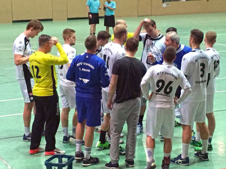 Trainer Jürgen Thiele schwört sein Team auf den Gegner ein. Foto: Fabian Rampas