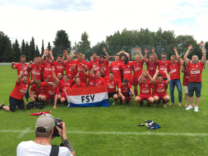 Die FSV Adenbüttel Rethen II feiert den Relegationssieg und Aufstieg in die 1.Kreisklasse. Fotos: privat/NFV