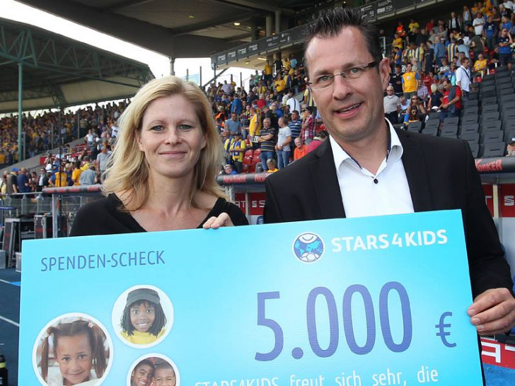 Miriam Herzberg, Geschäftsführender Vorstand der Eintracht Braunschweig Stiftung und Martin Schäfer, Geschäftsführer der Stiftung STARS4KIDS bei der Spendenübergabe. Foto: Agentur Hübner