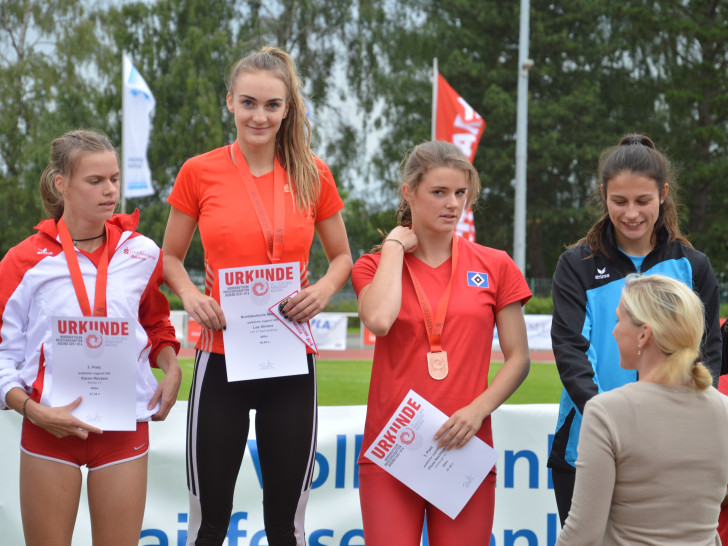 Bei der Siegerehrung:
1. Lea Ahrens, LAV 07 Bad Harzburg, 2. Karen Rückert, Bremer LT, 3. Fiona Nachtigall, Hamburger SV, 4. Jana Hoffmann, LG Unterlüß Fassbergen Oldendorf. Foto: Privat
 