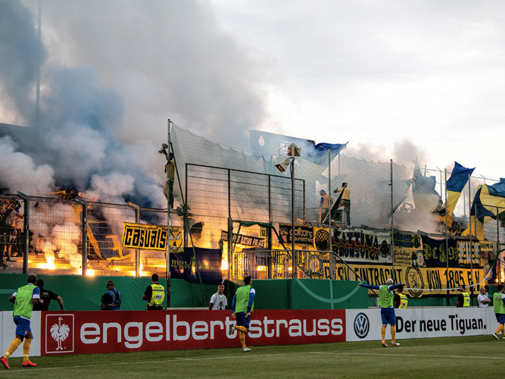 Pyro ist beliebt bei den Fans, so wie hier beim Auswärtsspiel der Löwen in Würzburg. Bittet der Verein dafür zukünftig zur Kasse? Foto: Grimm