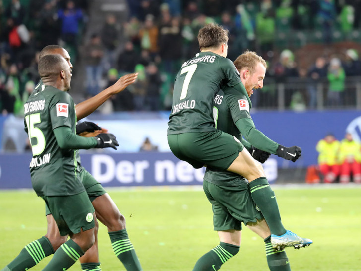 Matchwinner Maximilian Arnold (re.) packte in der Nachspielzeit den Hammer aus.