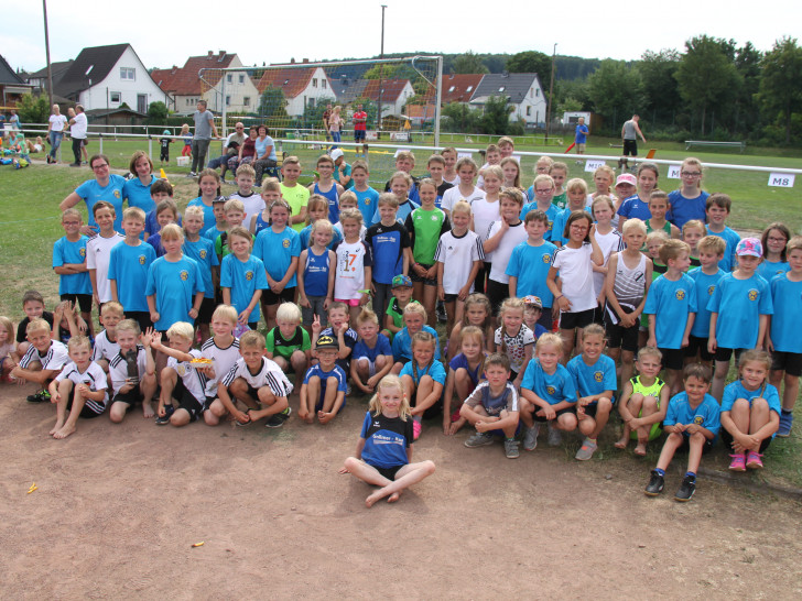 Die Veranstalter Iris Grosche und Andrea Weitz (1. und 2. hinten links) freuen sich mit den Teilnehmern des 1. Kreisoffenen Esbecker Kinder- und Jugendsportfestes über die tollen Leistungen und den reibungslosen Verlauf der Wettkämpfe. Foto: SV Esbeck/Abteilung Leichtathletik
