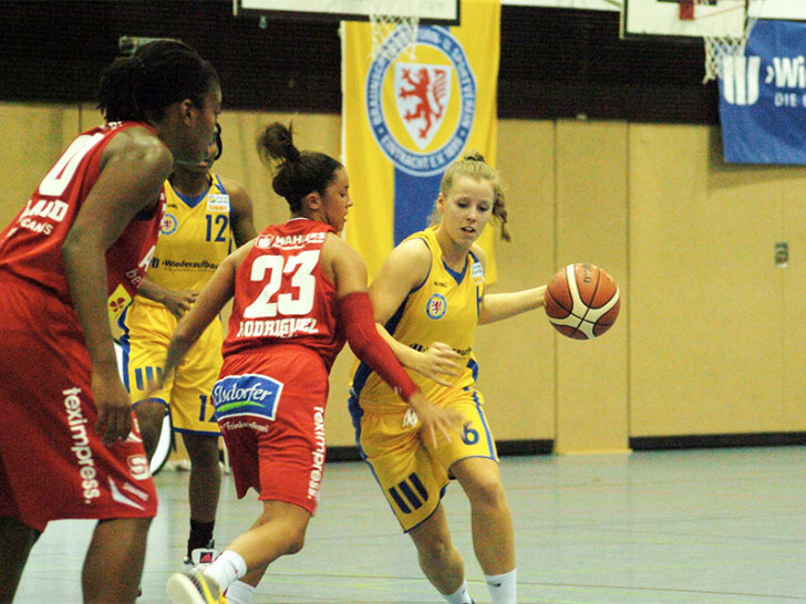 Corinna Pöschel sucht die Lücke. Foto: Jonas Dräger