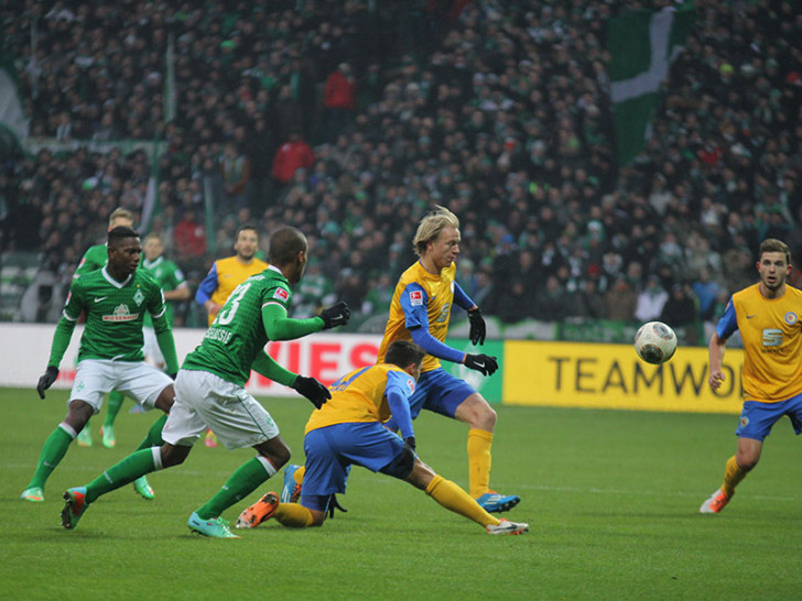 Nielsen in seinem ersten Spiel für die Eintracht beim SV Werder Bremen. Foto: Frank Vollmer