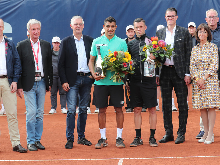 Siergehrung (v.l.): Christian A. Geiger (Erster Stadtrat Braunschweig), Turnierchef Harald Tenzer, Christoph Schulz (Vorstandsvorsitzender der Braunschweigischen Landessparkasse), Turniersieger Thiago Monteiro, Finalist Tobias Kamke, Raik Packeiser (Präsident Tennisverband Niedersachsen-Bremen), Susanne Grobe (Vorsitzende Braunschweiger THC), Supervisor Hans-Jürgen Ochs und Turnierdirektor Volker Jäcke. Foto: Agentur Hübner