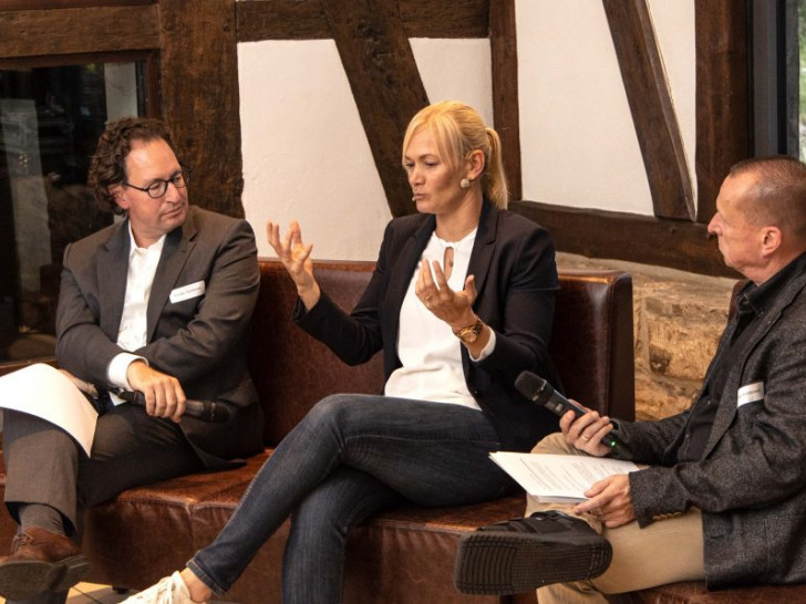 Bibiana Steinhaus im Gespräch mit den beiden Moderatoren. Foto: Rudolf Karliczek