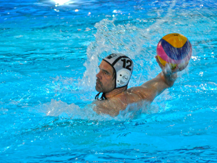 Detlev Unger zieht ab. Am Ende wurde es ein erfolgreicher Saisonstart für die Wasserballer des WSV. Foto: Florian Steinmann