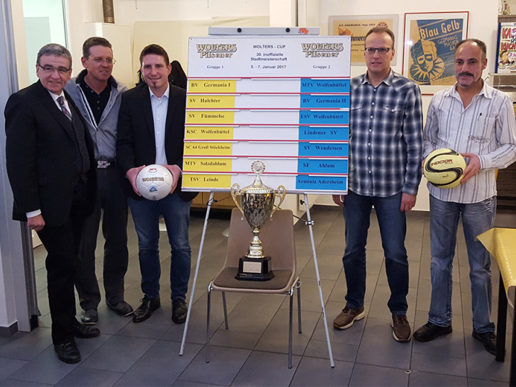 Freuen sich auf das Turner (v.l.): "Losfee" Thomas Pink (OB-Wolfenbüttel), Thomas Kurtz (Drohnn Ballfabrik) , Daniel de Wall (Wolters), Uwe Sukop, Salmane Drine (Schiedsrichterobmann BVG). Foto: privat