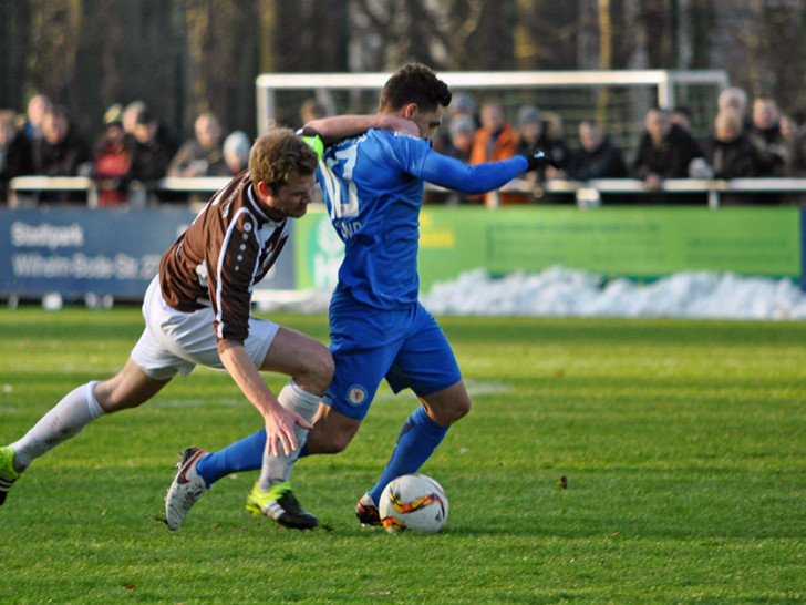 Turner-Kapitän Fabian Krüger verfolgt Mirko Boland. Foto: Podleska