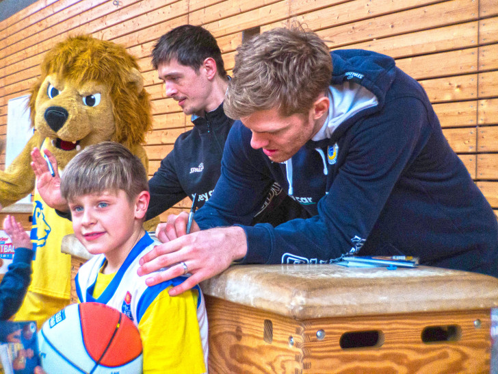Bundesliga-Stars hautnah: Scott Eatherton und Co. schrieben eifrig Autogramme. Foto: fos Media