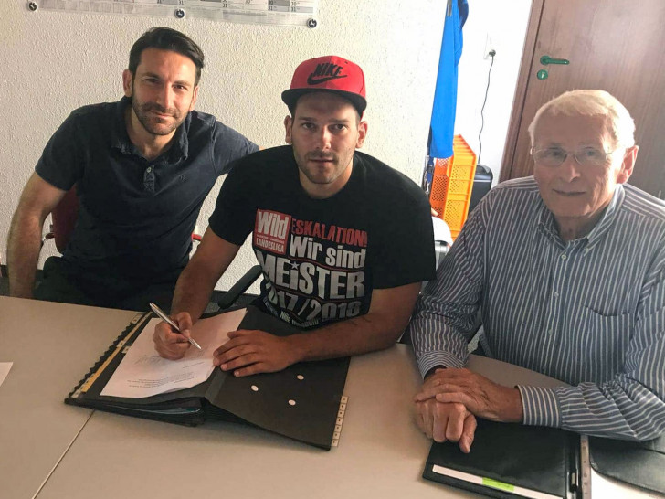 Von links: Habil Turhan, Garrit Golombek und Gerhard Beinsen (stellv. Fußball-Abteilungsl. MTV). Foto: MTV WF