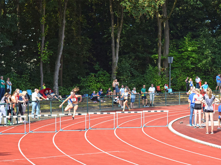 Am Ende waren es satte 5 Sekunden  Vorsprung über die 400m Hürden für Lea Ahrens. Foto: Kathrin Feyerabend