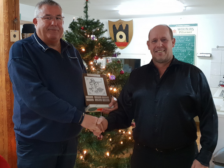 Der 1. Vorsitzende Wilfried Schwokowski (und der Gewinner der SV-Tafel Klaus-Rüdiger Peik. Foto: Peter G. Matzuga


