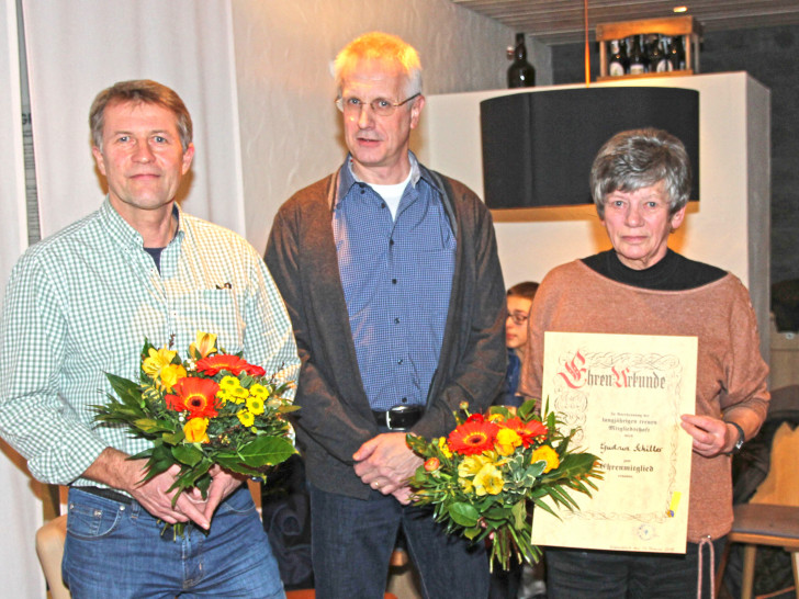 Den beiden neuen Ehrenmitgliedern des MTV Kissenbrück Hermann Witthuhn und Gudrun Schiller gratuliert der 1. Vorsitzender Bernd Wiesensee. Foto: Andrea Onkes