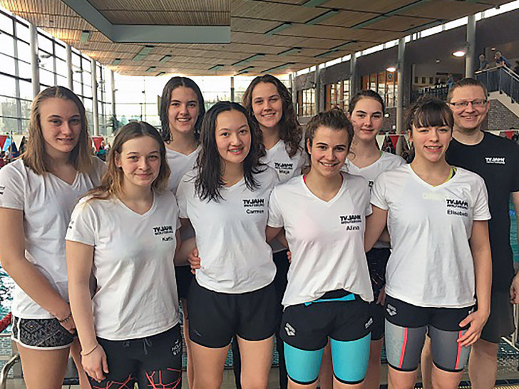 Vorne (vlnr): Katharina Henne, Carmen Sroweleit, Alina Leitlof, Elisabeth Koal. hinten: Eileen Schulze, Franziska Hauptmann, Maja Schirmer, Patricia Hauptmann und der stolze Trainer Dennis Bauch. Foto: Petra Schulze