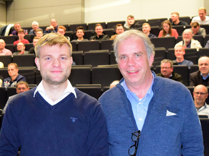 Dr. Hilko Paulen (li.) und Christian Biel vor den Zuhörern. Foto: H.-H. Brandes