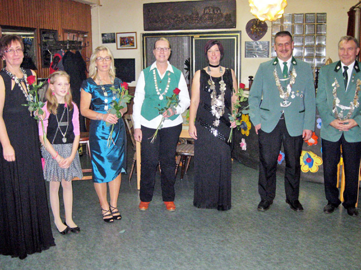 Große Königin Michaele Schulz, Schülerkönigin Marie Eggers, Volkskönigin Anja Schaaf, Kleine Königin Britta Hoffmann, Hirschkönigin Sarah Grabenhorst-Quidde, Kleiner König Falk Reppin und Großer König Herbert Grünhage. Jugendkönig Florian Pfeiffer war leider verhindert. Foto: Peter Illner
