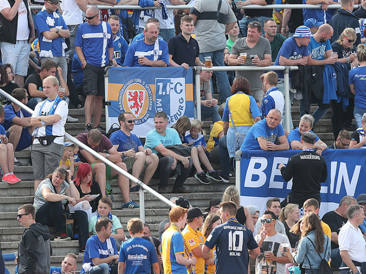 Die Fanlager sind befreundet: Eintracht Braunschweig und 1. FC Magdeburg. Foto: Agentur Hübner/Archiv