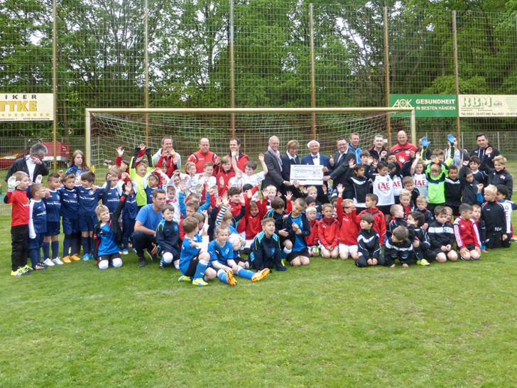 Scheckübergabe beim SV Kralenriede. Foto: Polizei Braunschweig
