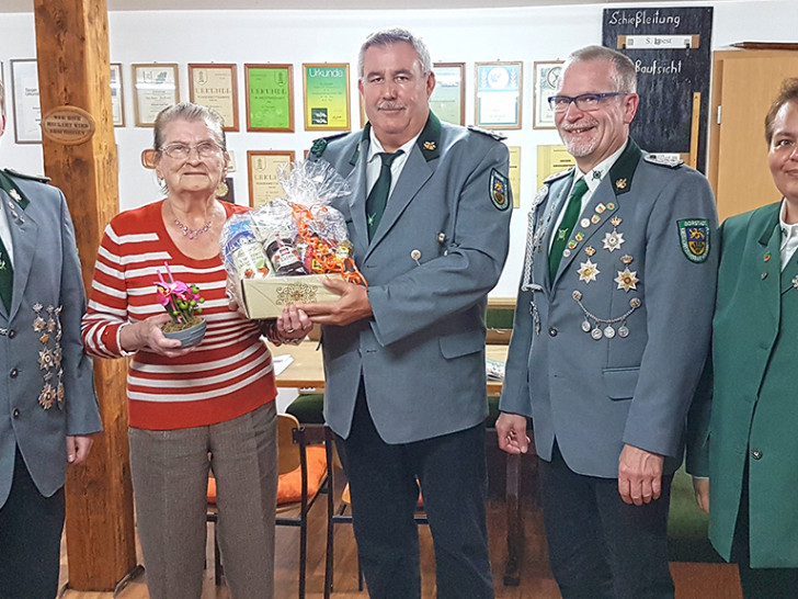 Schießsportleiter Sascha Loest, das Geburtstagskind Maria Scheffler, 1. Vorsitzender Wilfried Schwokowski, Schatzmeister Holger Loest und Damenleiterin Natalia Matzuga. Foto:  PGM
