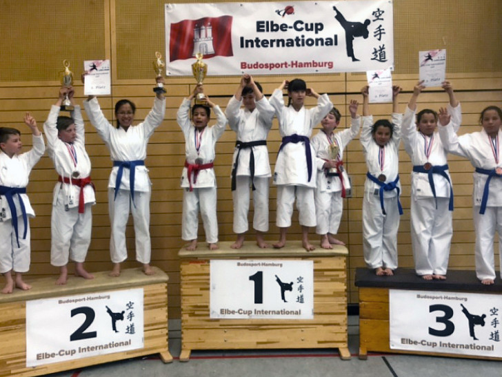 Janek Reißmann, Bent-Mika Runge (2.Platz, Kata), Yanhui Qin (3.Platz, Kata +30), Alexander Nötzold (1.Platz, Kata), Noah Zanotti, Julia Sonst, Carlos Appel (3.Platz, Kata), Neffati Geschwister (Rania, Roukaia, Raihana, 3.Platz Kata-Team). 2. Platz Kata-Team männlich mit Alexander, Bent und Carlos.
Foto: Yusuf Kolosoglu