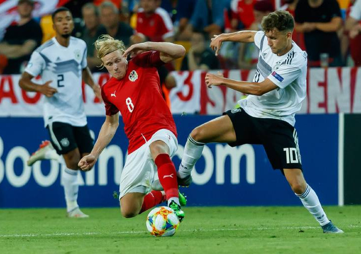 Zweikampfstark: Xaver Schlager vor wenigen Tagen im Gruppenspiel der U21-EM gegen Deutschland. Hier im Duell mit Luca Waldschmidt. Foto: imago/De Fodi