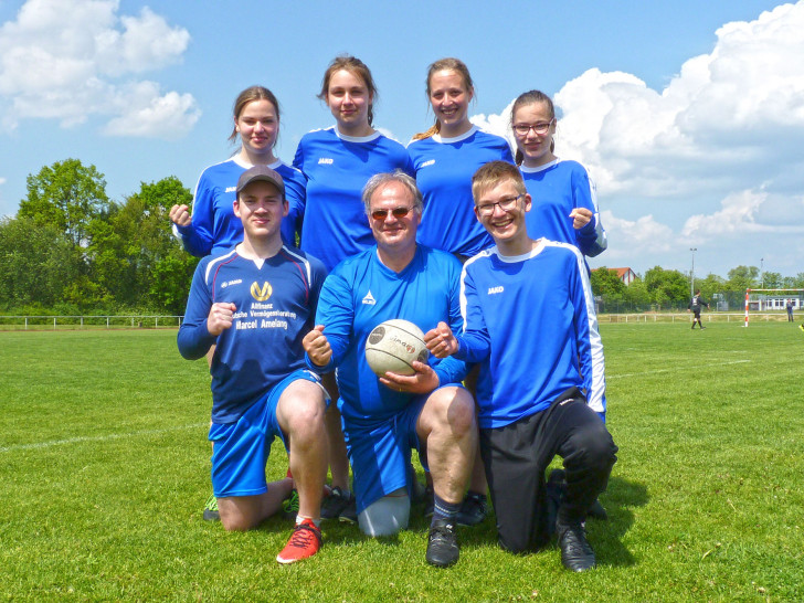 Die SCE-Jugendfaustballer traten mit ihren Trainern gemeinsam in der Bezirksoberliga an (oben v.l.): Jule Jäger, Sonja Pautzke, Luisa Bohs, Paula Jäger, knieend v.l. Matteo Kaminski, Oliver Betker, Lasse Oost. Foto: privat