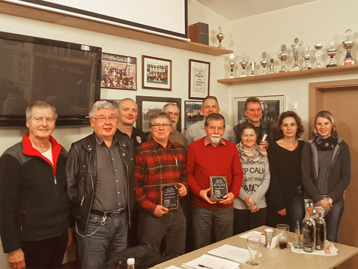 Der scheidende Vorstand und die Geehrten. (v. l.: D. Winter, B. Zies, S. Oestreich, G. Brandes, R. Neumann, L. Lippelt, K.-P. Breske, P. Marsel, M. Marsel, N. Lippelt, B. Elster) Foto: privat