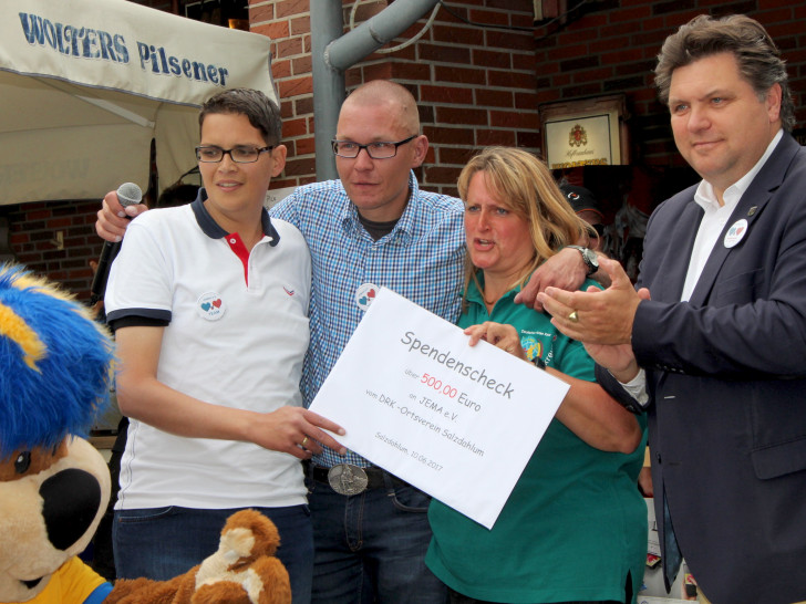 v.l.n.r. Sami Ullrich (Regionalleiter Niedersachsen), Daniel Kobudzinski (erster Vorsitzender), Silke Pitsch (Leiterein DRK-Jugendgruppe) und Uwe Schäfer (stellv. Landrat WF). Foto: JEMAH