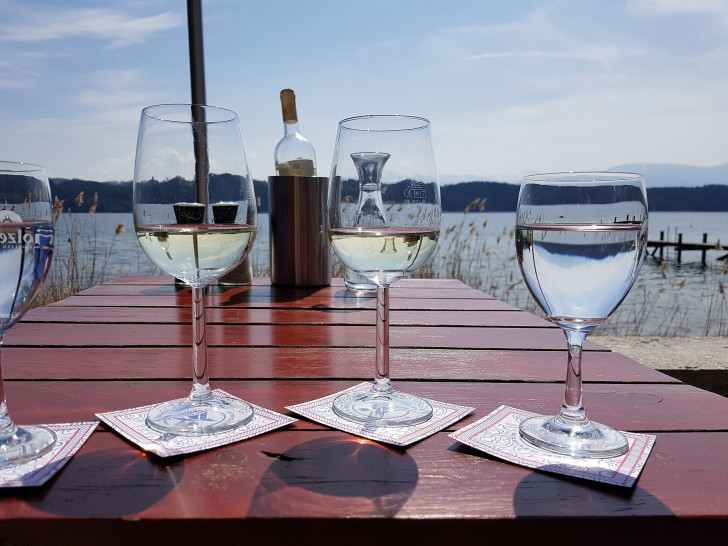 Bei den sommerlichen Temperaturen können Genießer Wasser und Wein separat oder als Schorle trinken. Aber die Mischung machts. Symbolbild: Pixabay