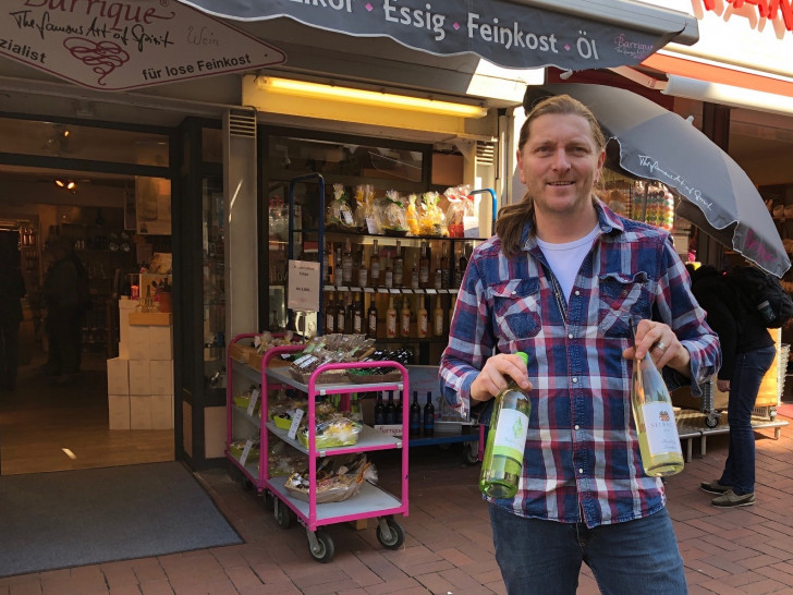 Jörn Zeisbrich, Inhaber von Barrique in Wolfenbüttel, gibt Tipps für den richtigen Wein zum Festtagsessen. Fotos: Marc Angerstein und Pixabay