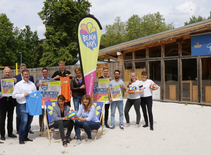 André Kullmann (BARMER), Axel Steinkampf-Sommer (APEX Steuerberatungsgeselleschaft), Stadtrat Thorsten Drahn, Steffen Ziegler (FICOSA International), Daniel de Wall (Hofbrauhaus Wolters), Nina Heptner (KOMM Beach Club), Hendrik Schultze (Easy Fitness), Katrin Ehlers (Physiotherapie Ehlers-Homes), Organisatorin Sabine Gerlach (Stadt Wolfenbüttel), Tim Soldan und Timo Ventroni (DECATHLON), Jennifer Müller und Barbara Beine (Ostfalia). Foto: Stadt Wolfenbüttel