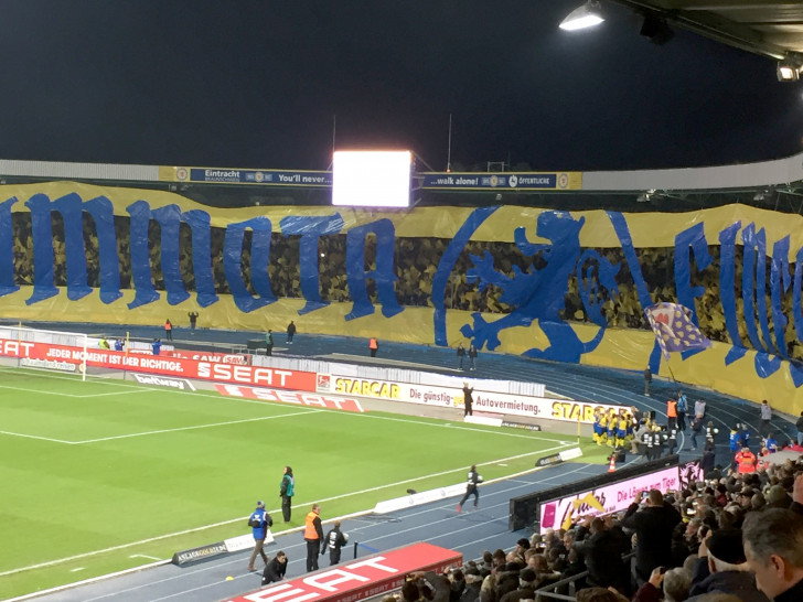 Unerschütterliche Treue: Die Südkurve des Eintracht-Stadions gratuliert dem Verein zum 122. Geburtstag mit einem Bekenntnis. Foto: Vollmer