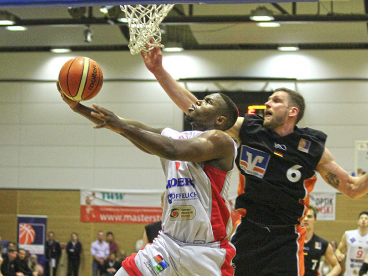 Auch Topscorer Demetrius Ward (li.) konnte die Wolfenbüttler Niederlage nicht abwenden. Foto: Maschauer