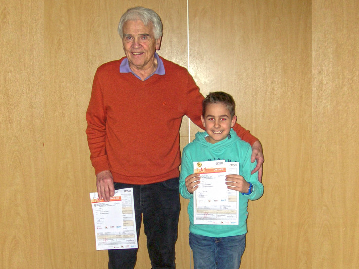 Der „Senior und der Junior“: Bertram von Cramon (82 Jahre) „Gold 28“ und Matti Ole Kelterer (8 Jahre) „Gold 1“. Foto: privat