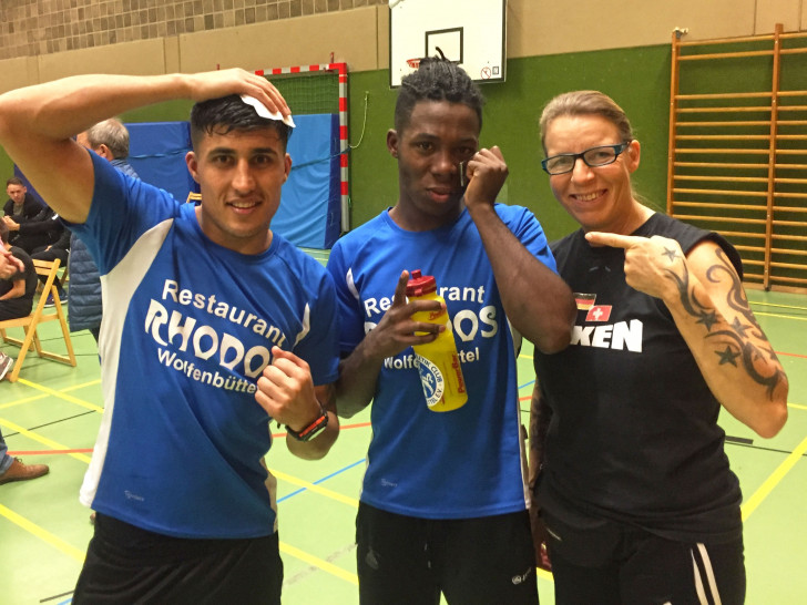 Kampf des Abends in Oldenburg:  Mohammed Ghalandari, Jonathan Marqes da Silva und Trainerin Liane Schüttler. Foto: privat/Hackbarth