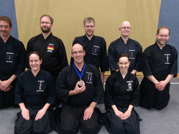 Peter Röder (Mitte) und seine Iaido-Kämpfer. Foto: Jonas Dräger