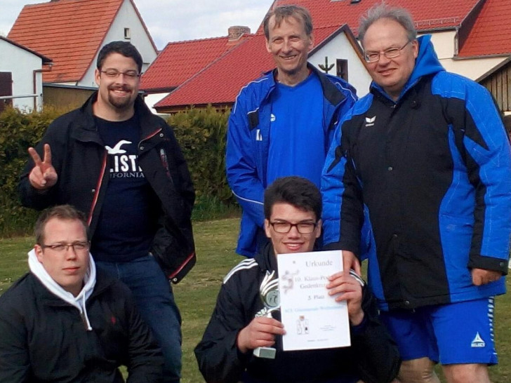 Die Faustballer aus Gliesmarode freuen sich über den 3.Platz beim Turnier des TSV Benndorf. Foto: Verein