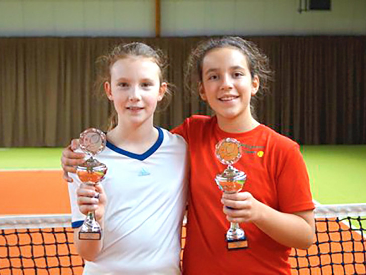Jara Schwelnus (links) und Maya Steinbach standen im Finale. Foto: privat