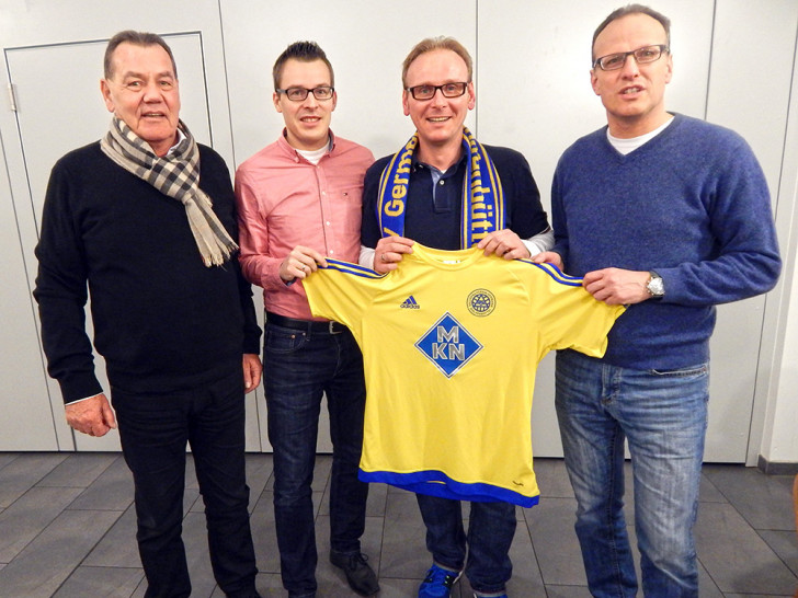 Neue Zusammenarbeit: Wolfgang Bröer (1. Vorsitzender), Fabian Wohlgemuth (stellv. Vorsitzender), Bert König, Uwe Sukop (Fußballabteilungsleiter). Foto: Verein