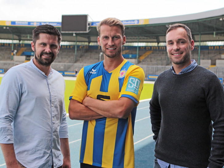 NLZ-Leiter Dennis Kruppke, Marc Pfitzner und Manuel Hübner, Geschäftsführer Smartphone only GmbHGmbH (vlnr). Foto: eintracht.com