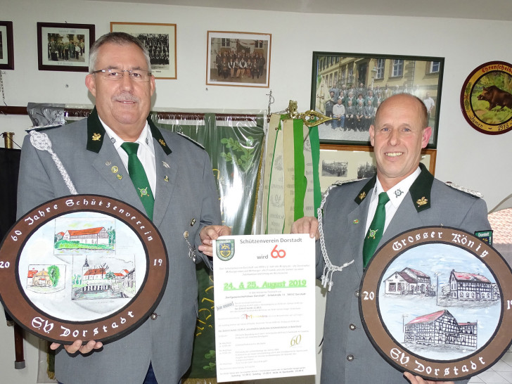 Erster Vorsitzender Wilfried Schwokowski und Zweiter Vorsitzender Klaus-Rüdiger Peik mit dem Einladungsplakat und den Königsscheiben (Großer & Kleiner König). Fotos: Peter G. Matzuga